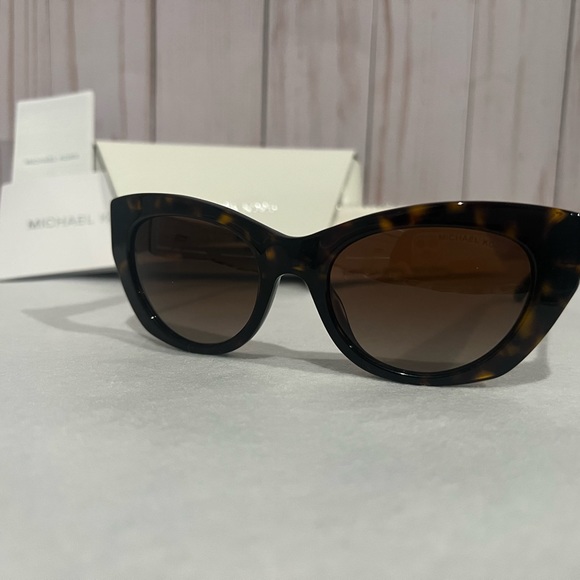 Michael Kors new never used sunglasses - Picture 2 of 7